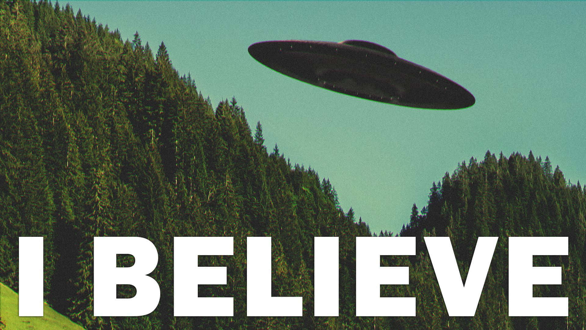 UFO飛過森林，上面有「我相信」的文字。