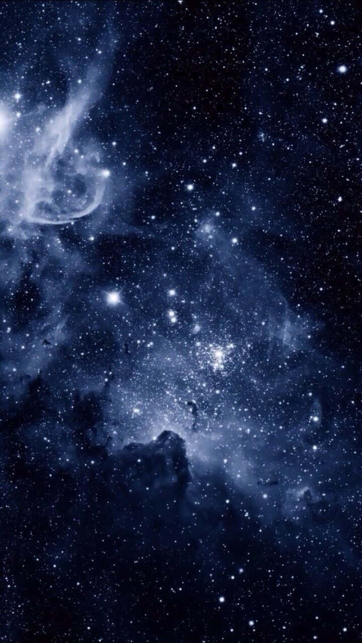 一個廣闊的藍色星雲，在深空中帶有發光的星星和宇宙塵埃雲。