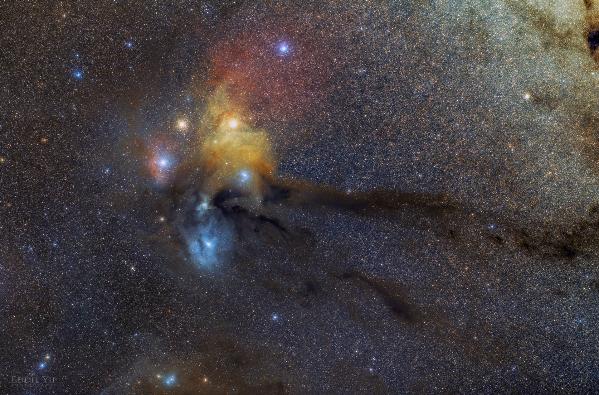 深空中帶有發光氣體和星星的彩色星雲。