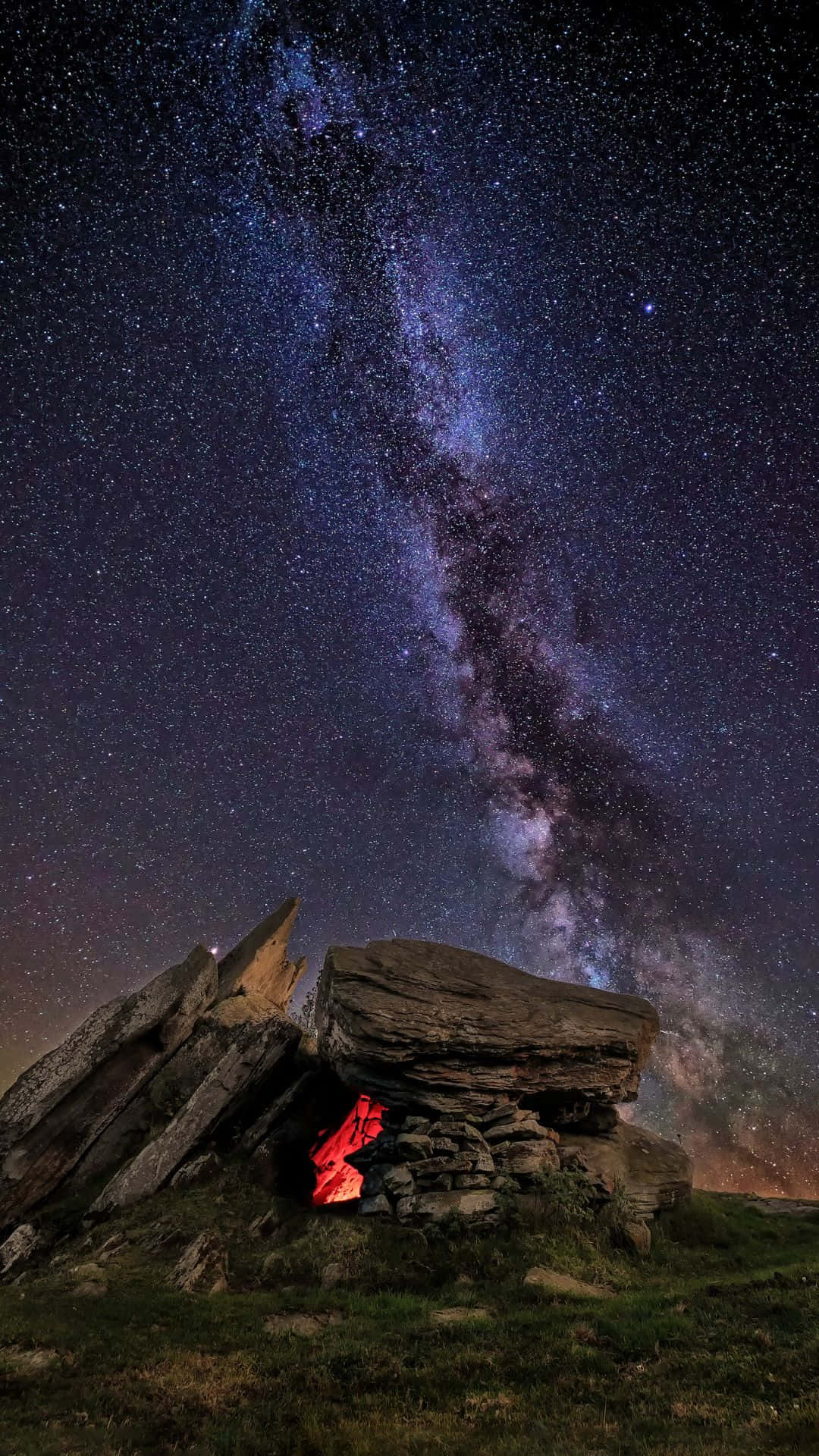 石頭庇護所在銀河星空下發出紅光