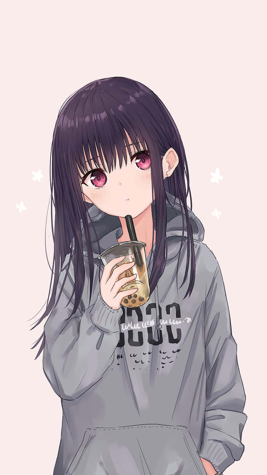穿連帽衫喝波霸奶茶的動畫女孩圖像 壁紙 — 紫髮粉紅眼動漫女孩，穿著灰色連帽衫，在柔和的粉紅色背景下喝珍珠奶茶。