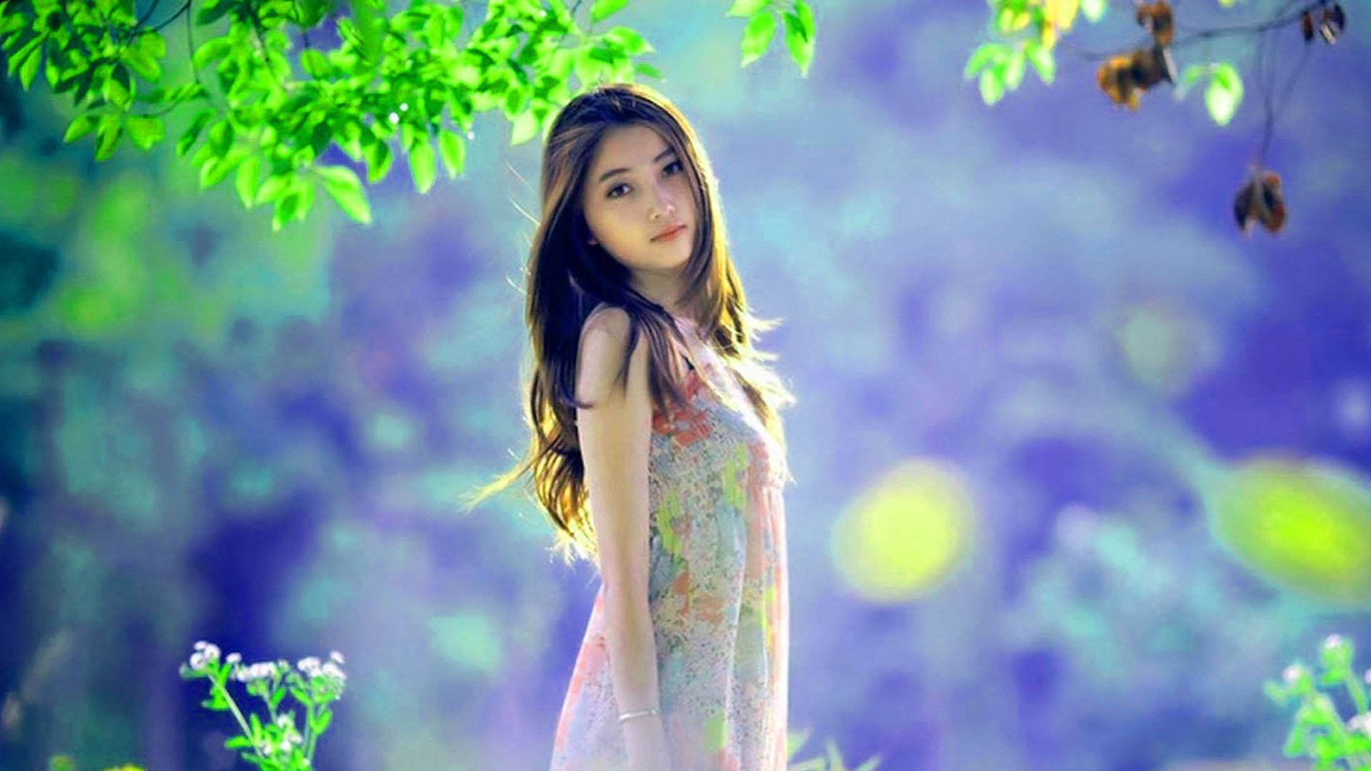 年輕女士穿著花卉連衣裙，在柔和的紫色光線下站在綠葉下。