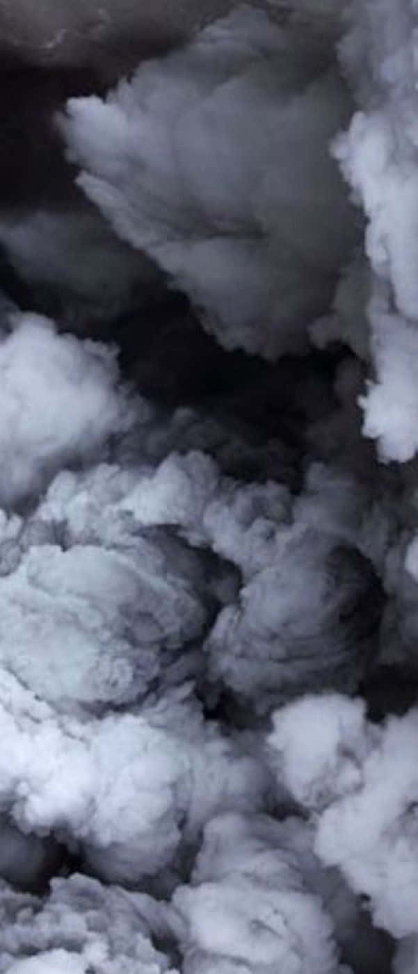 旋轉的灰色和白色煙霧，帶有柔軟蓬鬆的紋理。