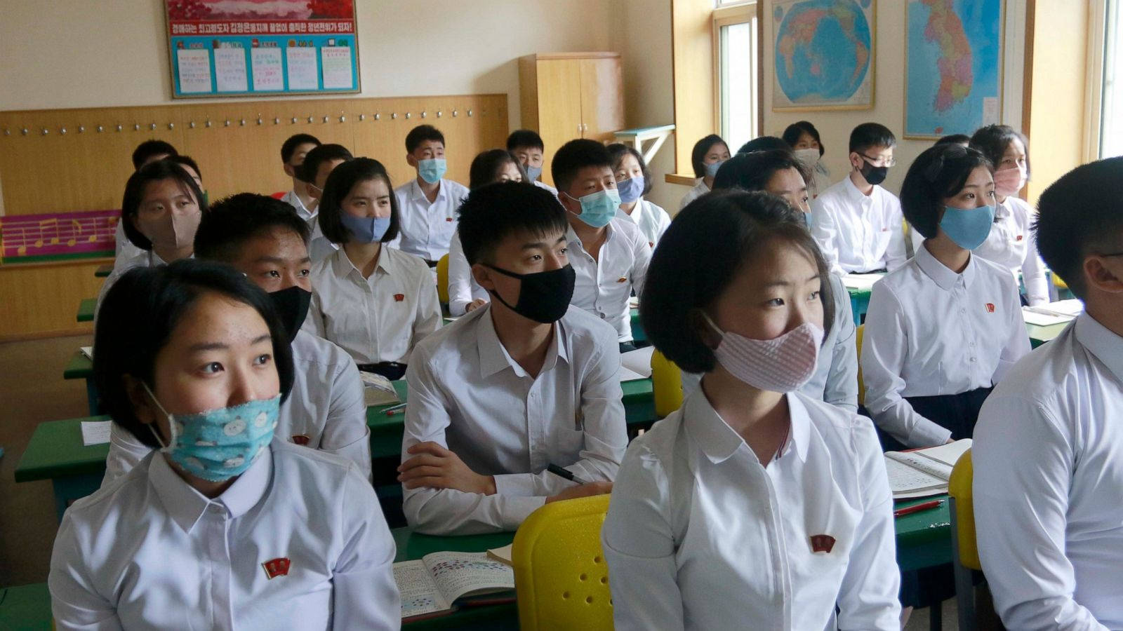 學生在教室裡戴口罩