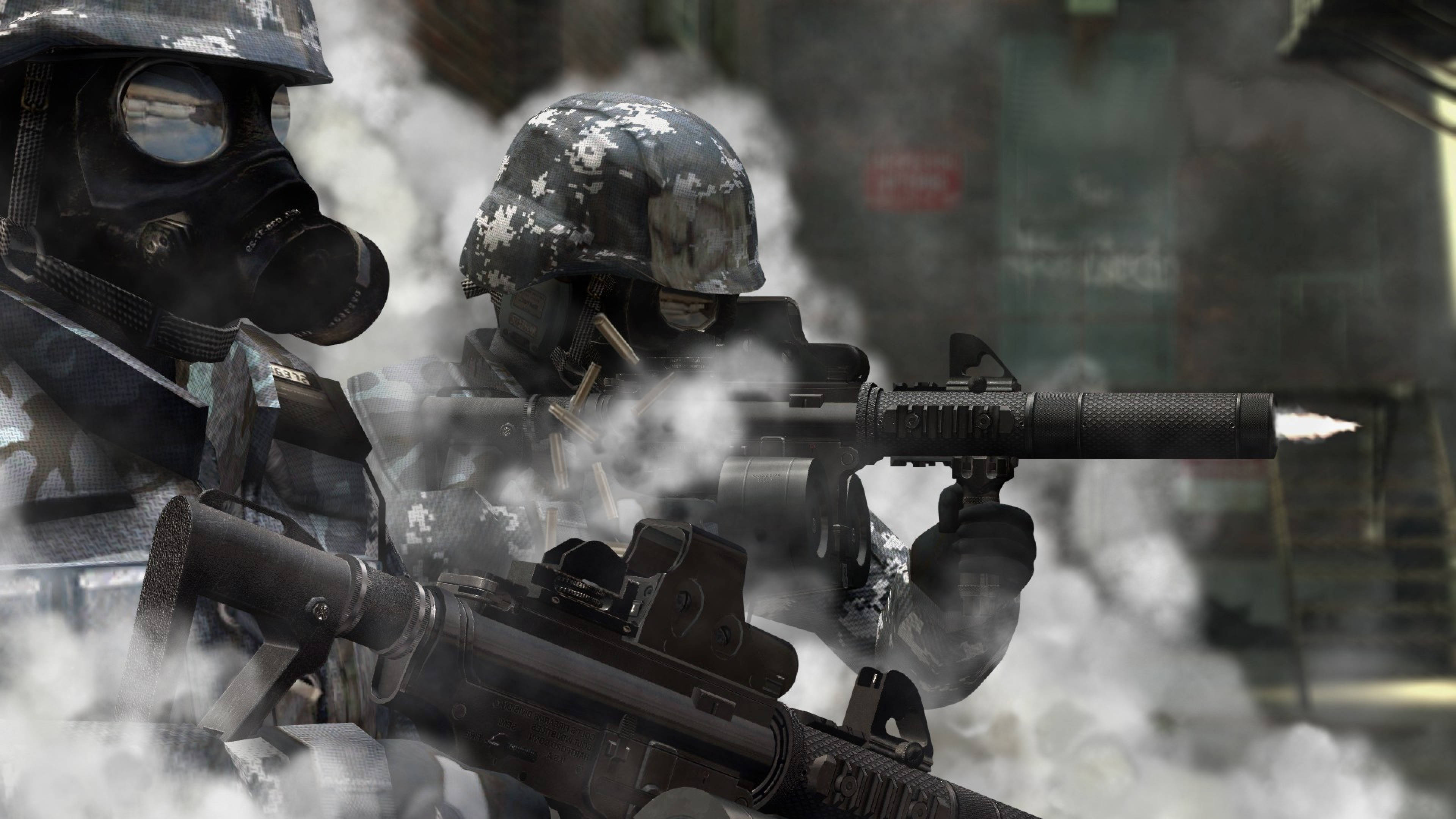 穿防護服的士兵開火 壁紙 — 兩名身穿戰術裝備的士兵在濃煙中開火，呈現 gritty 的城市戰鬥場景。