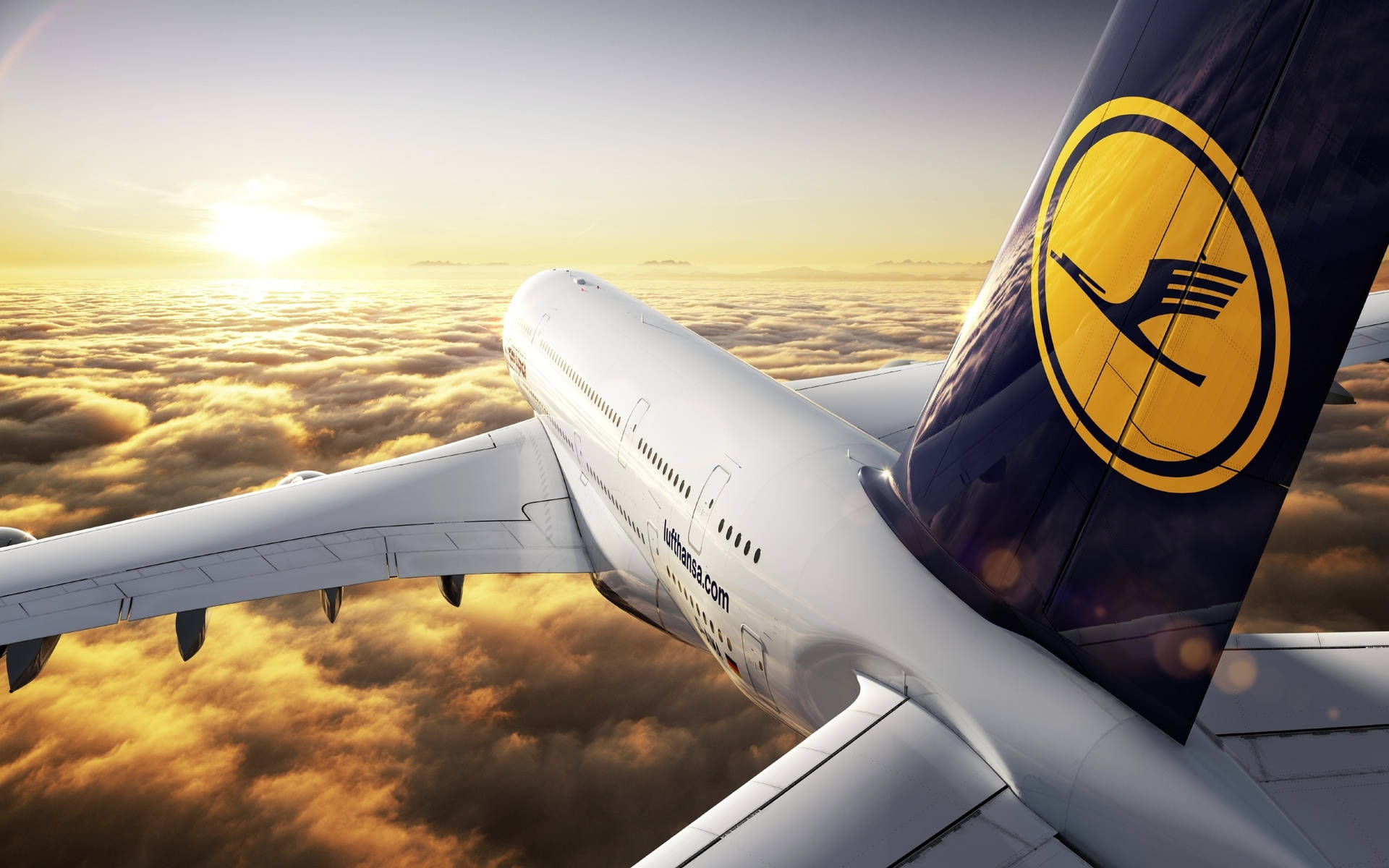 漢莎航空飛機在日出時飛越金色雲層。