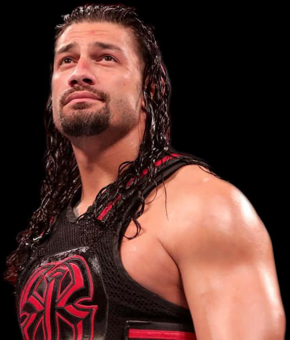 穿黑色背心的摔角手 壁紙 — 摔角手 Roman Reigns 穿著黑色和紅色的摔角緊身衣，在深色背景下強烈地向上凝視。