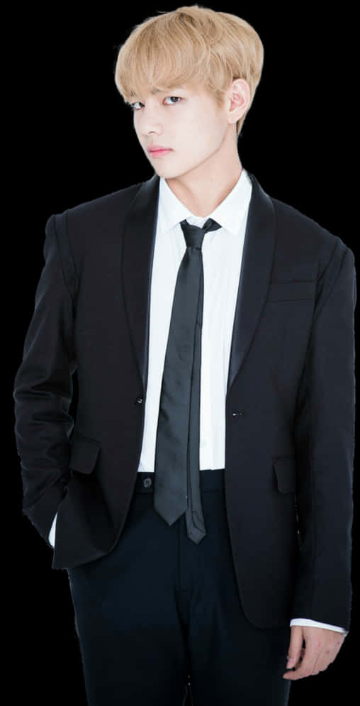 穿黑色西裝的優雅男子 壁紙 — 一位金髮年輕男子穿著俐落的黑色西裝和領帶，背景為純黑色。