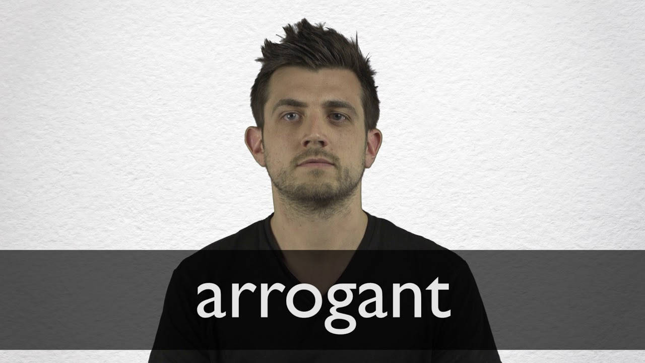 表情嚴肅的男人穿著印有「arrogant」字樣的黑色襯衫。