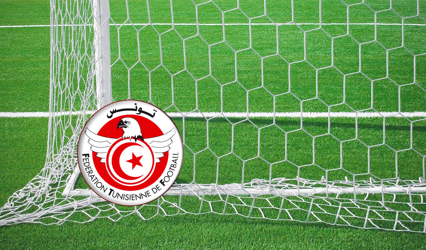 Tunisia 桌布 壁紙 — 突尼斯足球協會標誌放在一個純淨的綠色球場上，旁邊有一個白色的球門網。