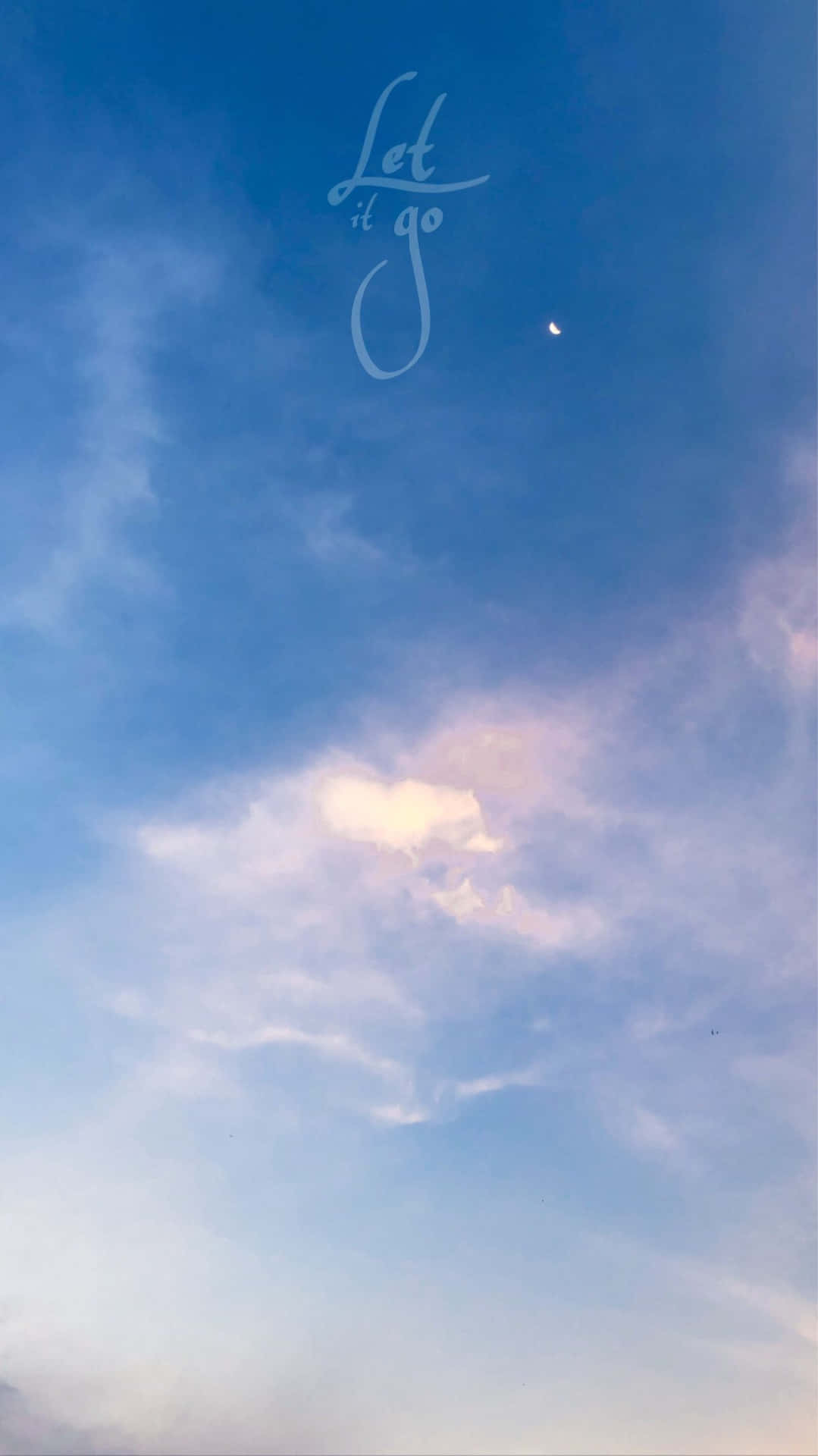暮色天空中的新月，帶有粉紅色和藍色雲彩以及手寫文字。