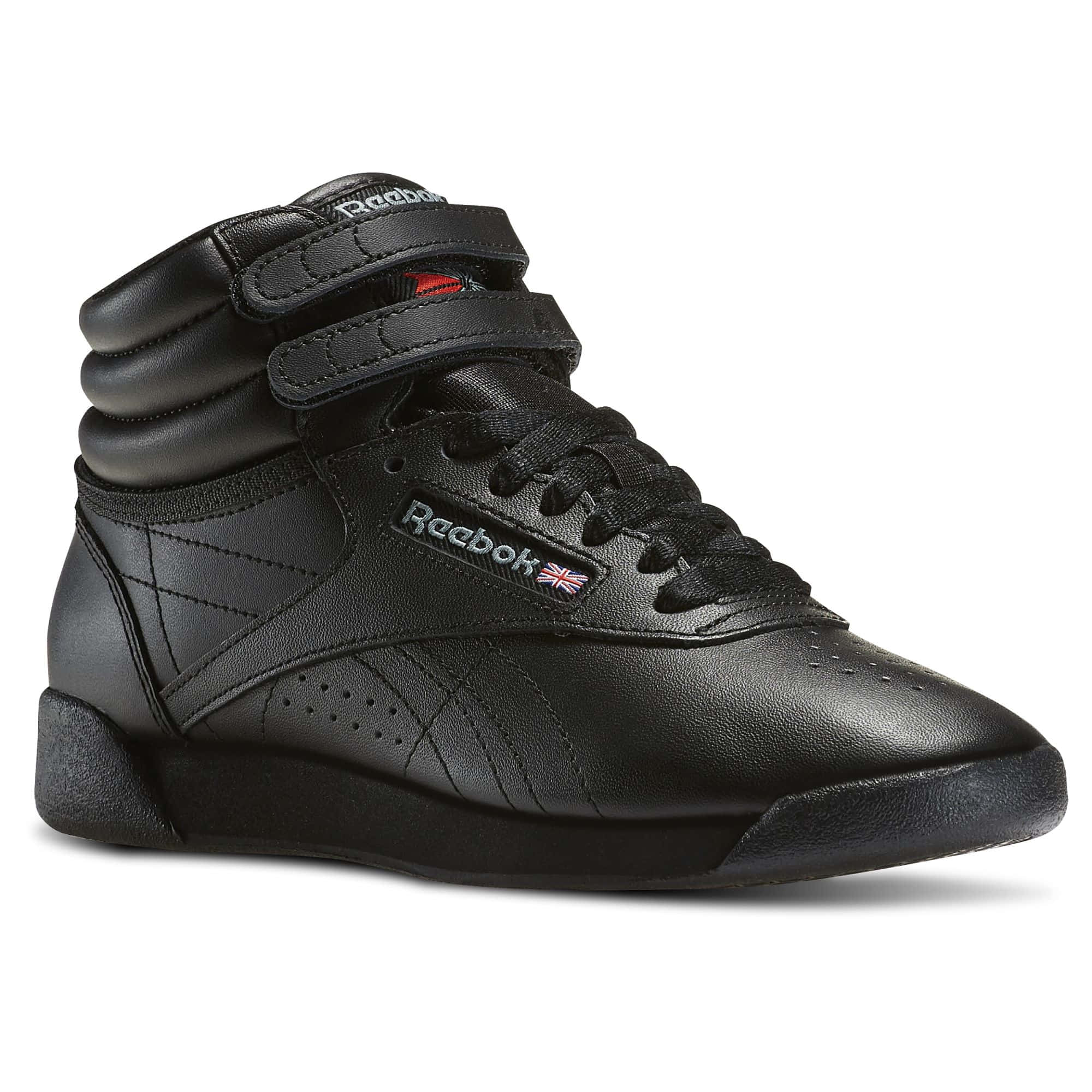 突破極限，保持活力——彪馬 壁紙 — 一雙時尚的黑色 Reebok 高筒運動鞋，帶有魔術貼帶和 Union Jack 標誌，背景為潔淨的白色。
