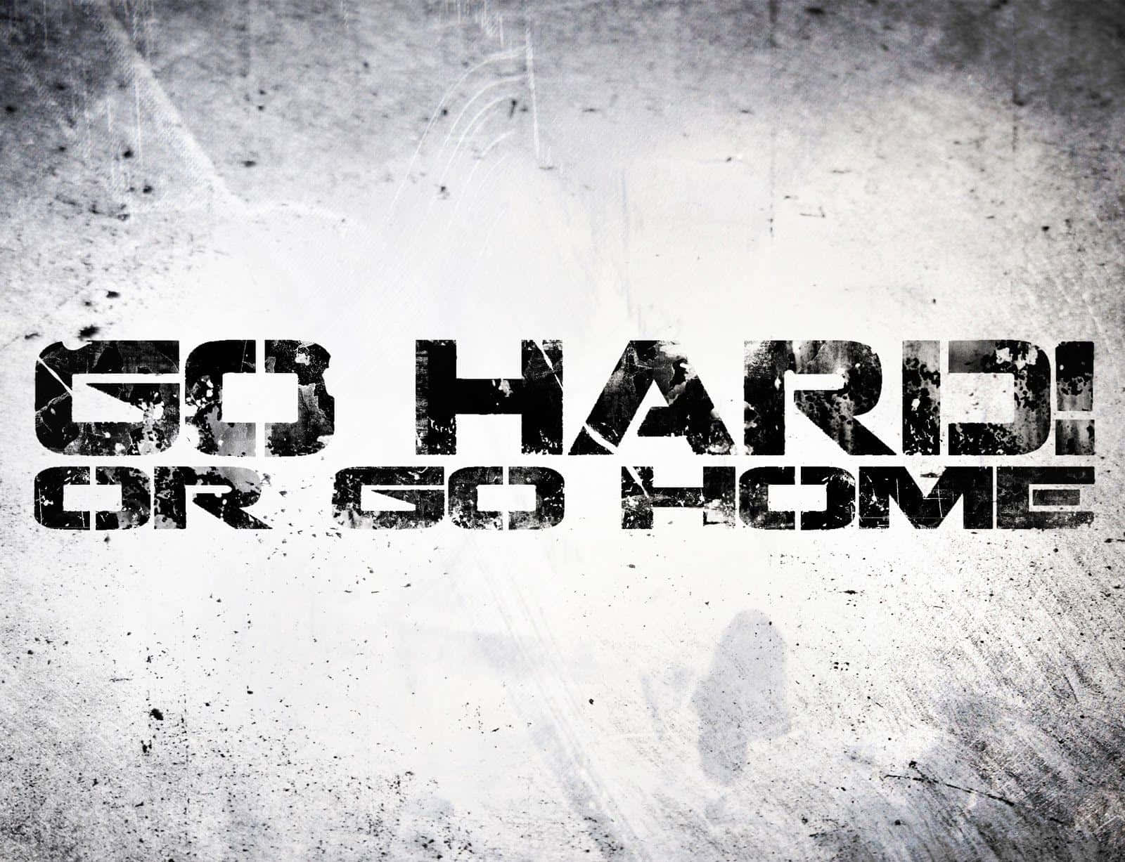 在風化的混凝土表面上，粗獷的勵志文字 go hard or go home。