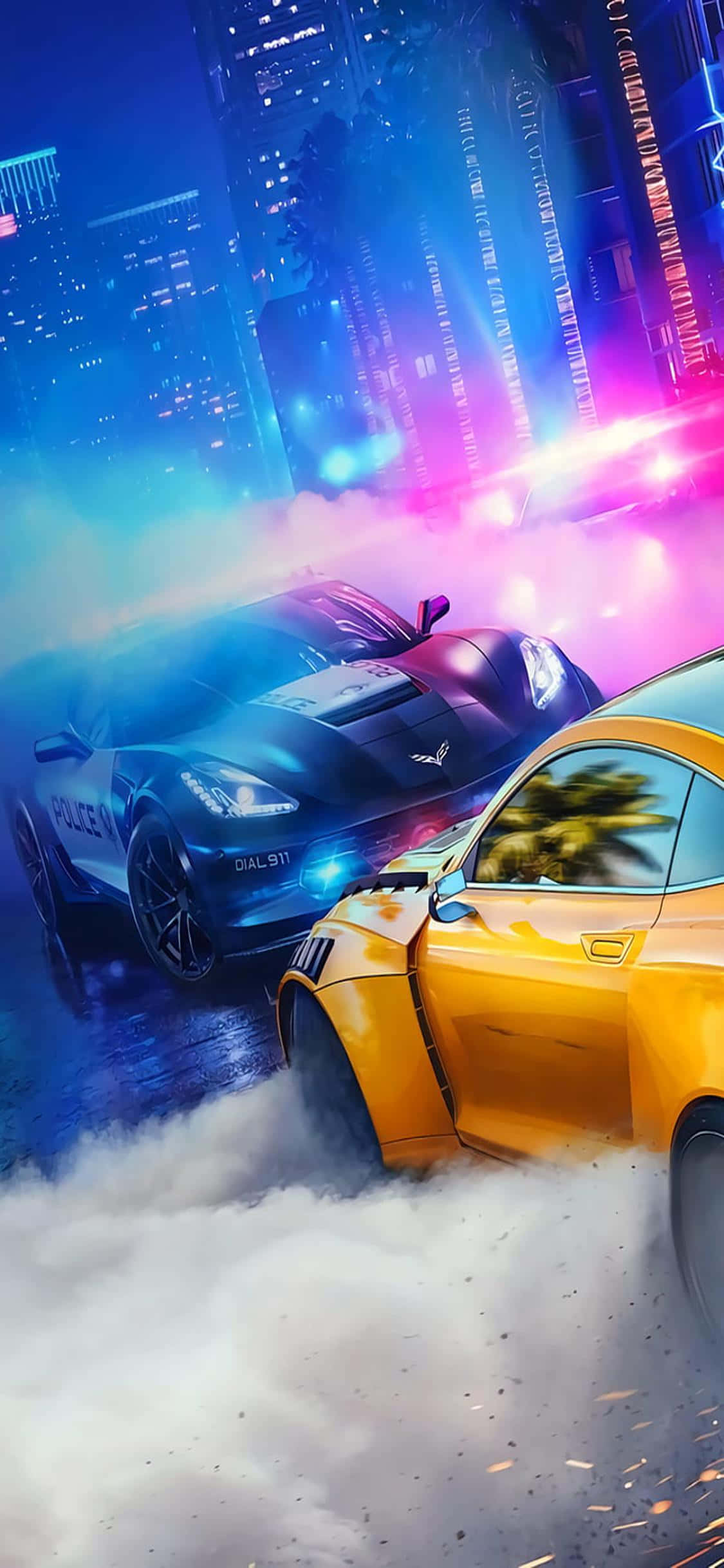 突破速度極限，體驗《Need for Speed Heat》的刺激 壁紙 — 一輛黃色跑車在煙霧中飄移，背景是霓虹燈閃爍的城市景觀，一輛警車在鮮豔的藍色和粉紅色燈光下追捕。