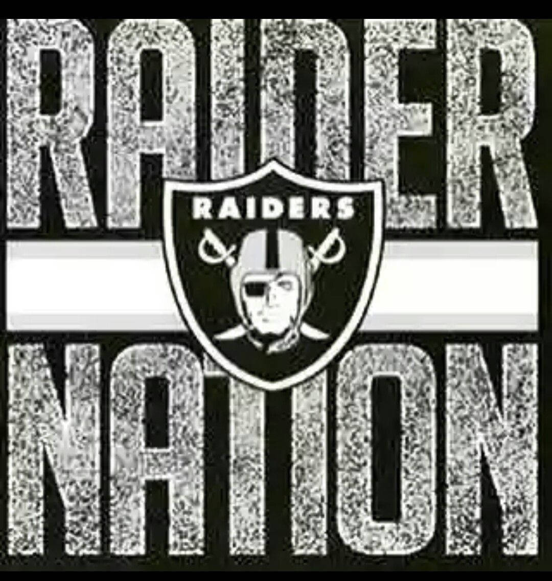 Raiders Nation 標誌，帶有粗體磨損文字和球隊徽章。