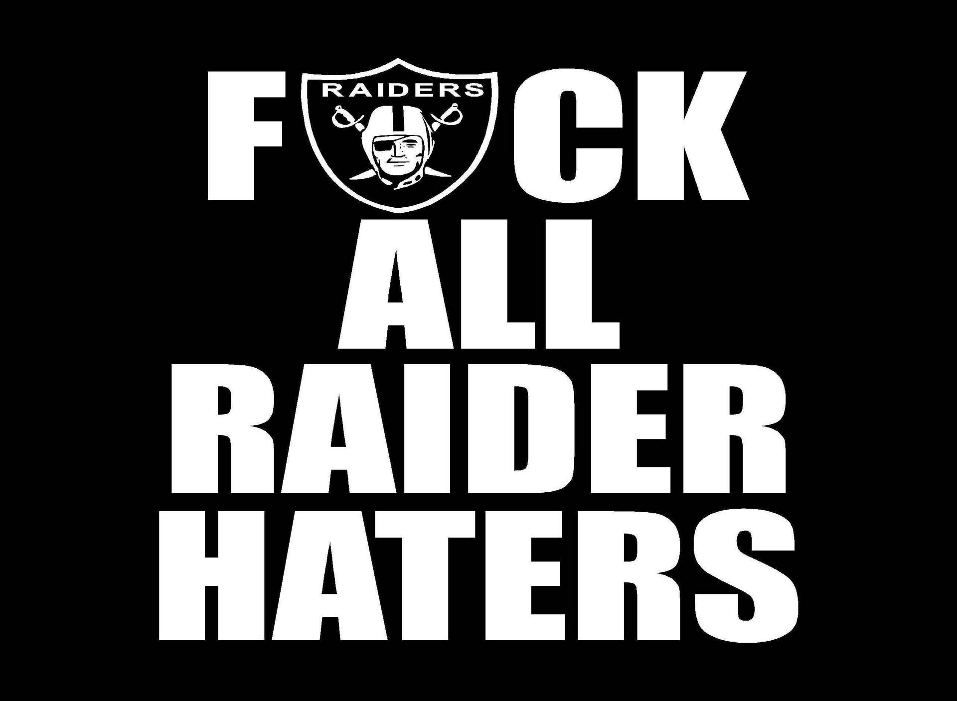 白色粗體文字寫著「FUCK ALL RAIDER HATERS」，並帶有Raiders標誌在黑色背景上。