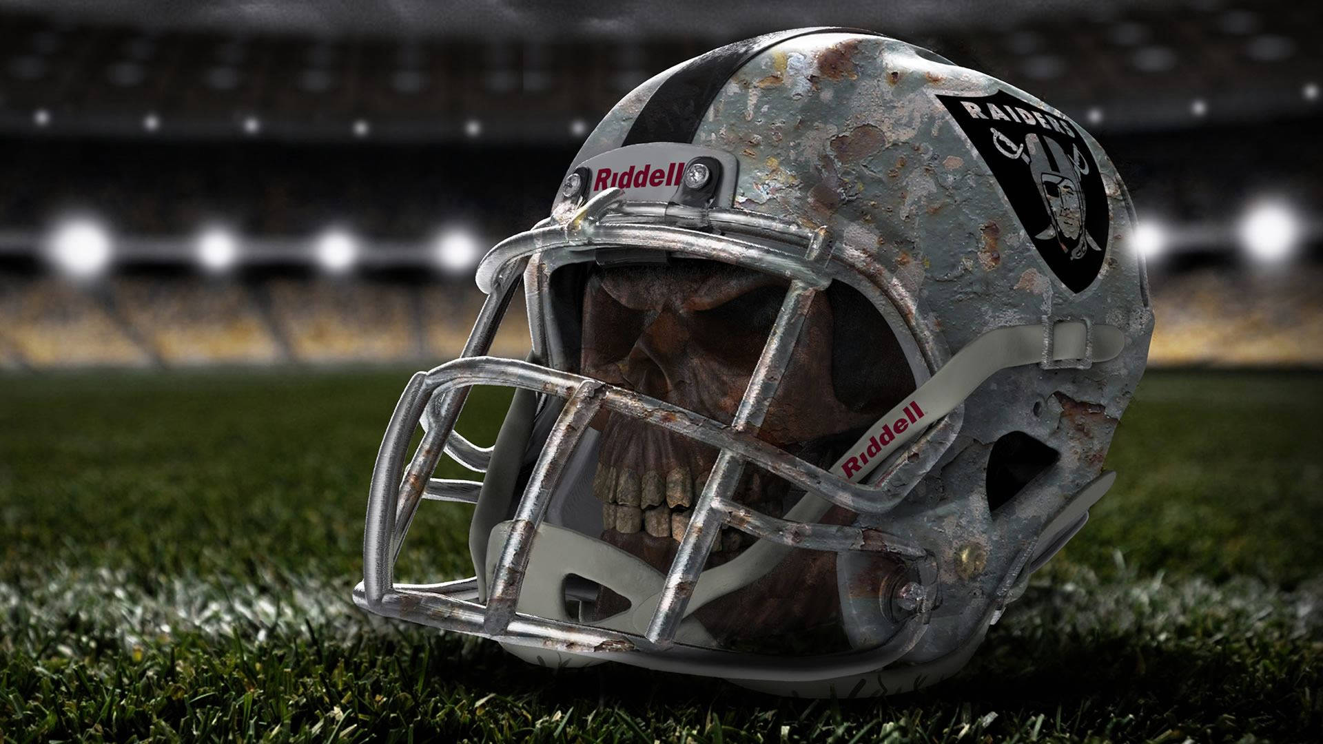 Raiders 美式足球頭盔，裡面有頭骨，在草地上。