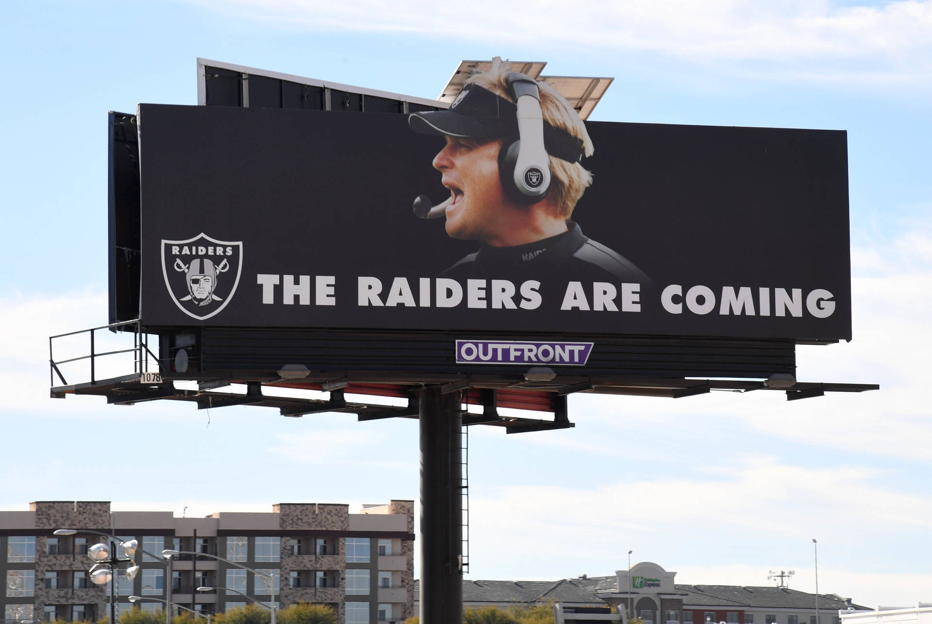 Raiders 廣告牌，教練正在大喊。