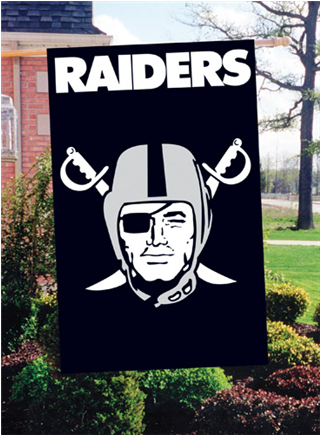 Raiders旗幟掛在綠色灌木和磚房的庭院中。 — 掠奪者 壁紙