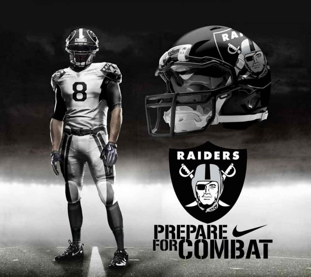 Raiders足球員穿著制服，頭盔和球隊標誌在迷霧場地上。 — 掠奪者 壁紙