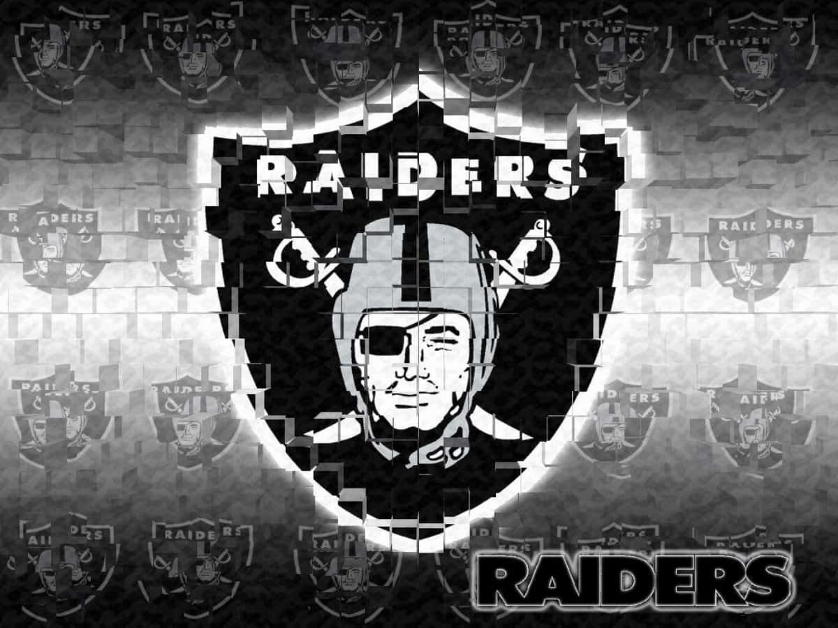 突襲者隊標誌搭配碎塊背景 壁紙 — 一個大膽的黑白 Raiders 標誌，戴頭盔的吉祥物從重複的球隊徽章碎片馬賽克中浮現。