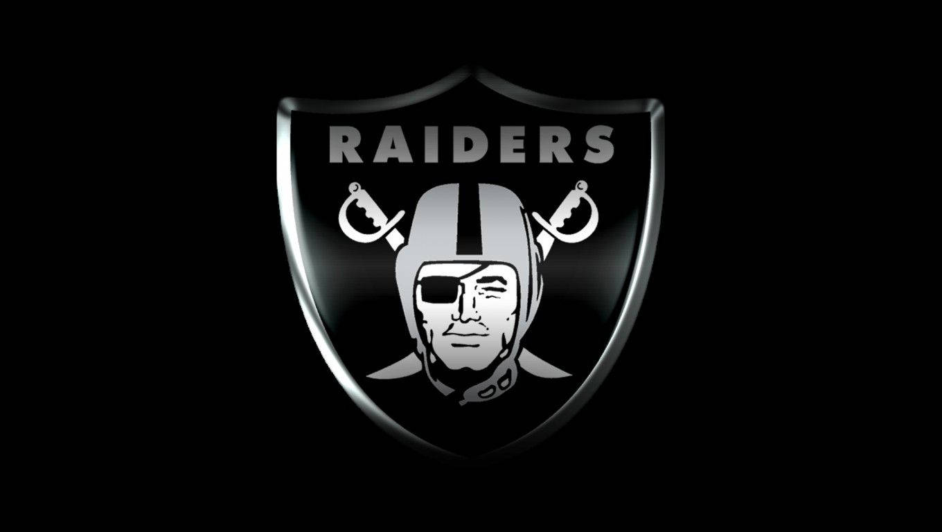 Raiders 足球隊標誌，帶有頭盔臉和交叉劍，在黑色背景上。