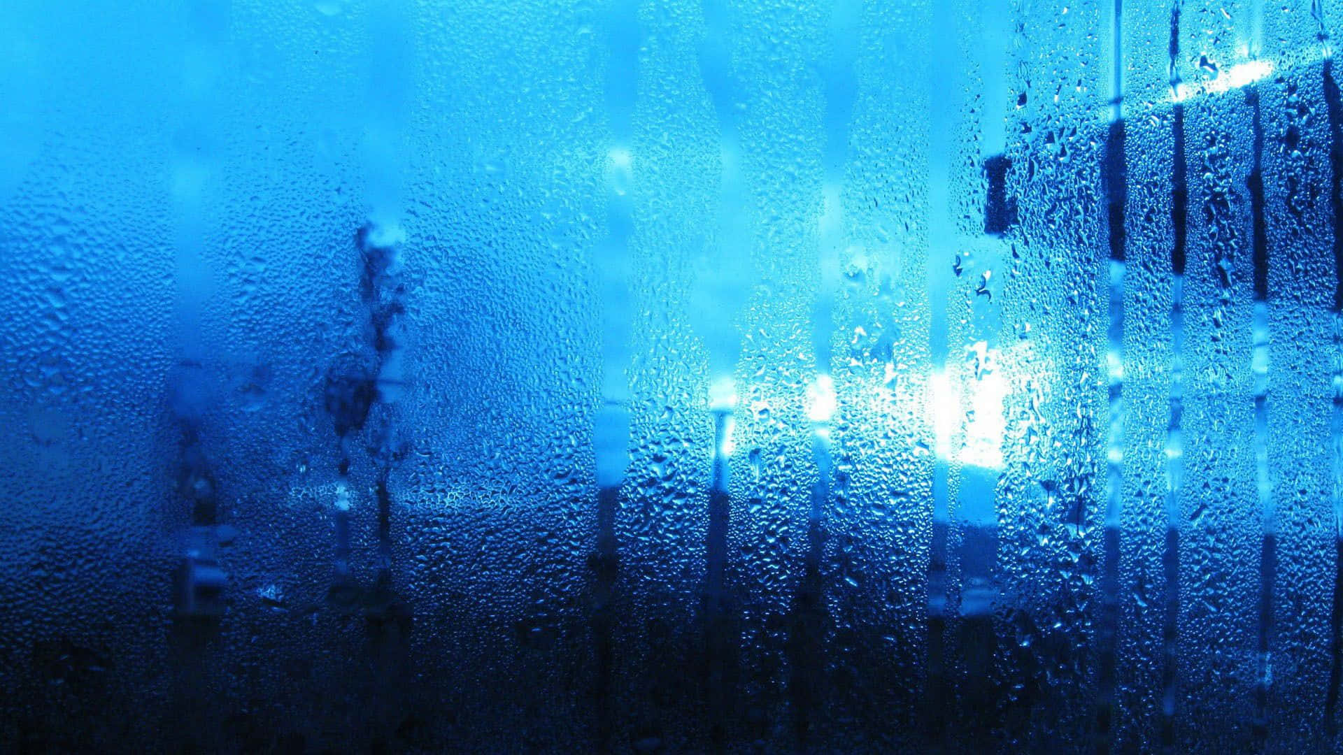Raining 桌布 壁紙 — 窗戶被雨滴和冷凝水覆蓋，沐浴在來自外面的冷藍光中。