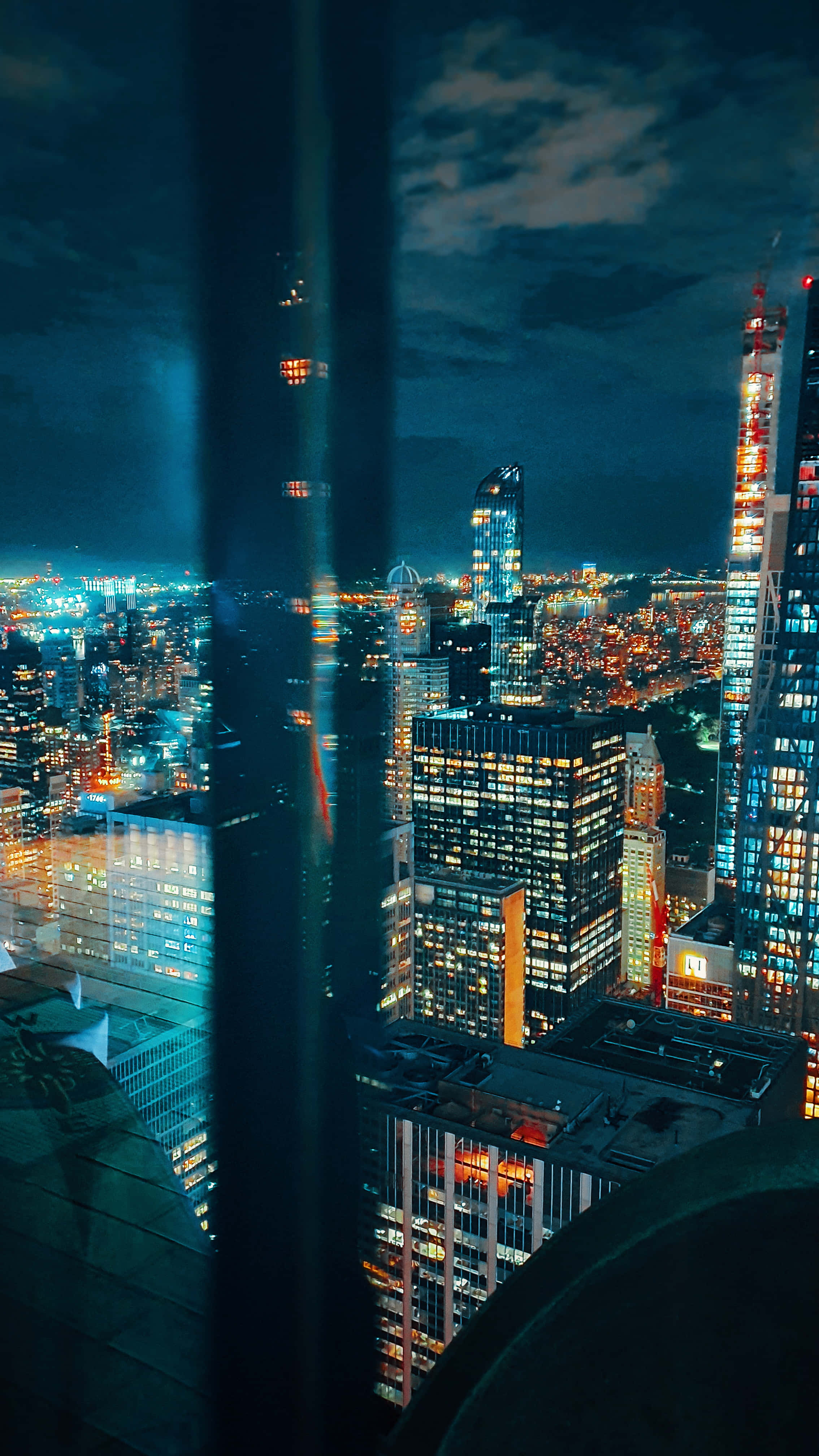 窗邊城市夜景 壁紙 — 透過帶有垂直條紋的窗戶在霓虹燈下觀看的夜間城市景觀。