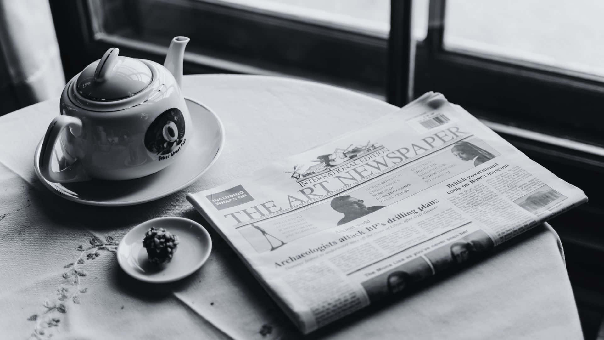 Black And White Newspaper 桌布 壁紙 — 窗邊桌上嘅茶壺、報紙同甜點嘅黑白靜物相