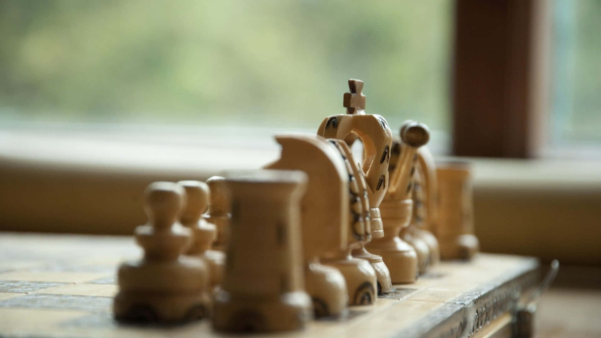 窗邊桌上的國際象棋棋子 壁紙