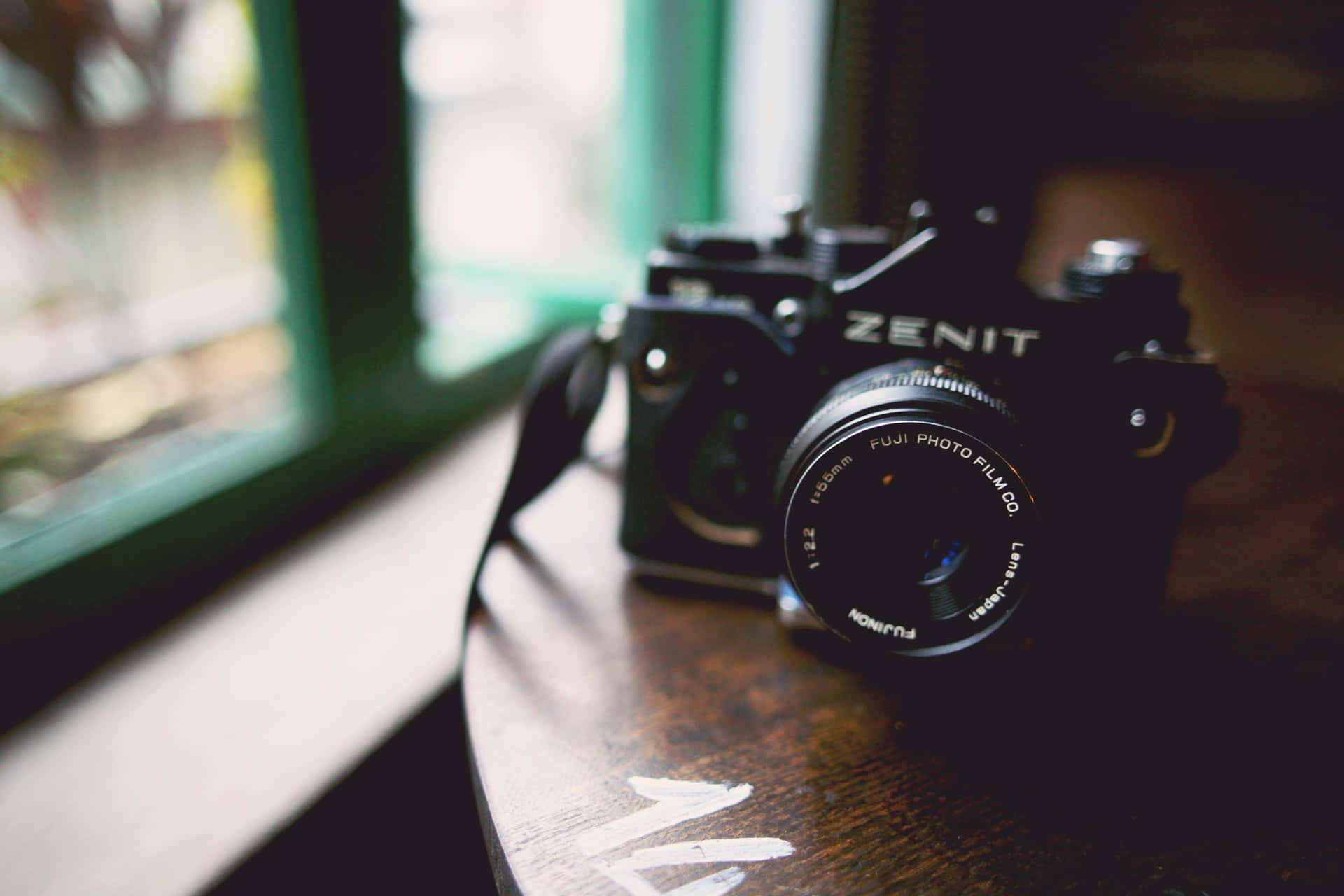窗邊木桌上的復古 Zenit 菲林相機