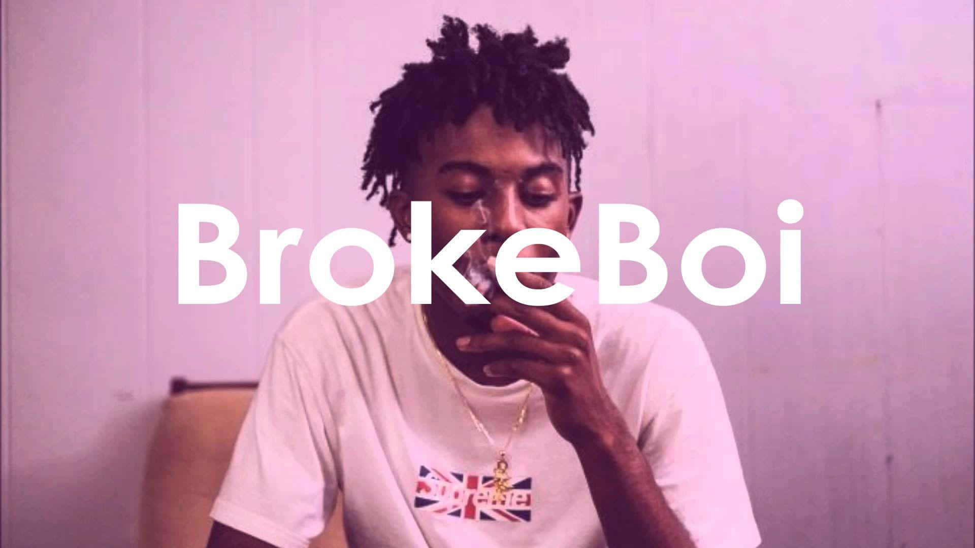 年輕男子留著辮子，在紫色燈光下室內吸煙，帶有「BrokeBoi」文字。
