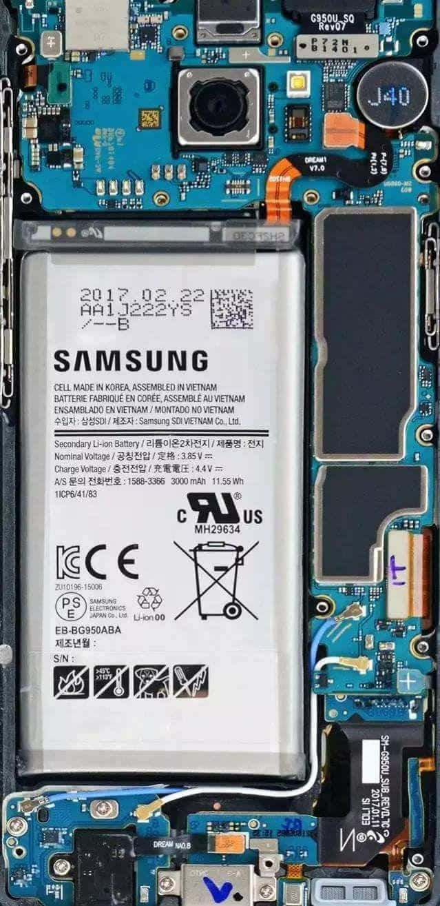 拆解的手機顯示電池和電路板組件。