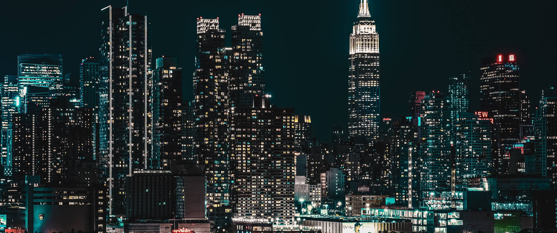 紐約市天際線的夜景，摩天大樓燈火通明。