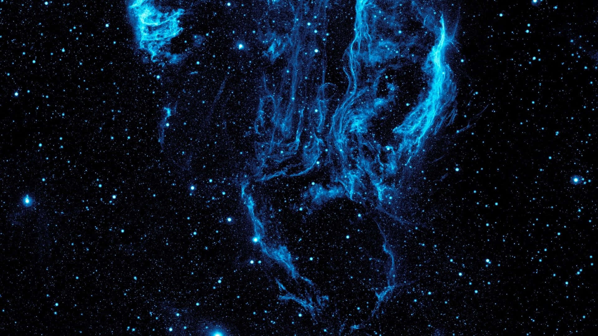 在浩瀚太空中，無數星辰間閃耀的鮮豔藍色星雲。