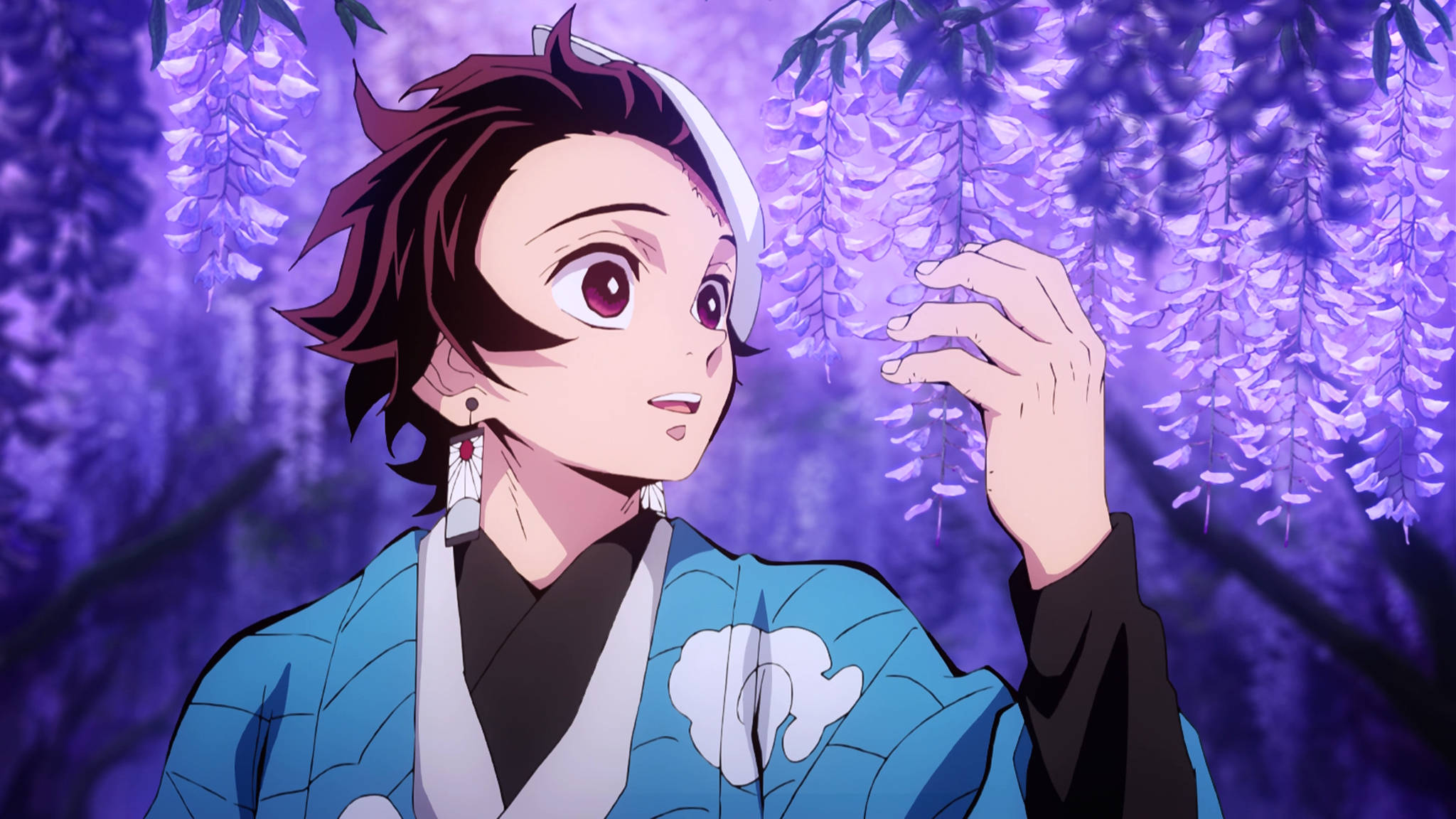 竈門炭治郎紫色紫藤花PFP 壁紙 — 動畫角色身穿藍色和服，在柔和暮光下輕輕觸碰紫色紫藤花。