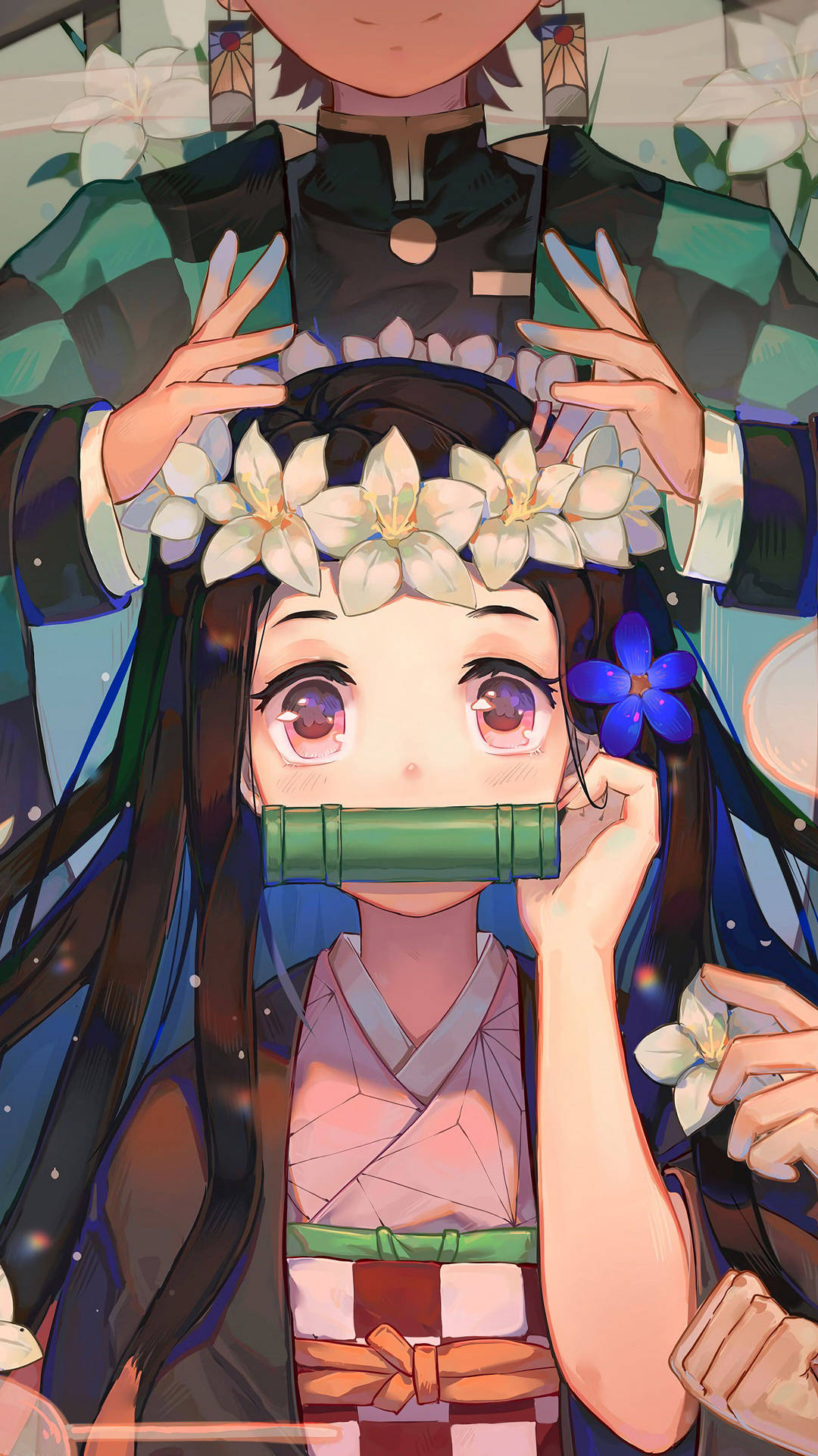 戴花冠的動漫女孩將竹管放到嘴邊，另一個角色輕輕將手放在她的頭上。