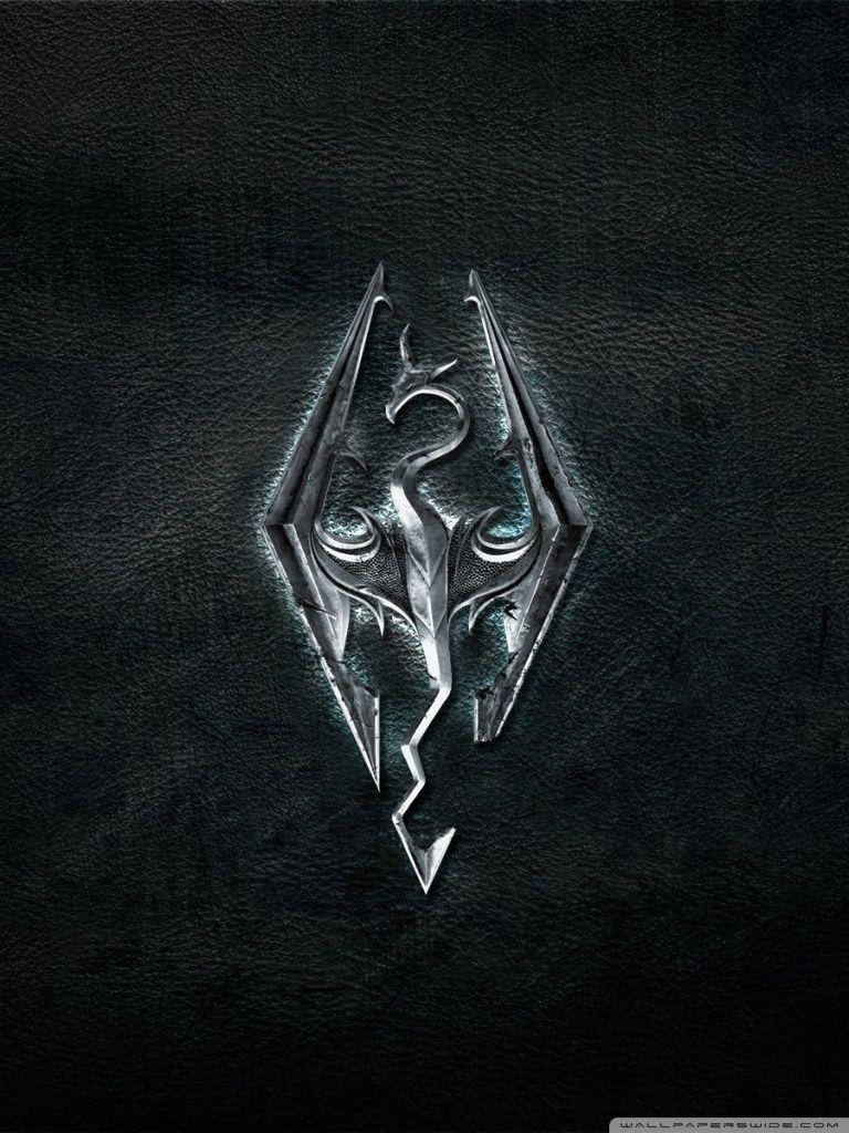 Skyrim龍紋章在深色皮革背景上發出藍光
