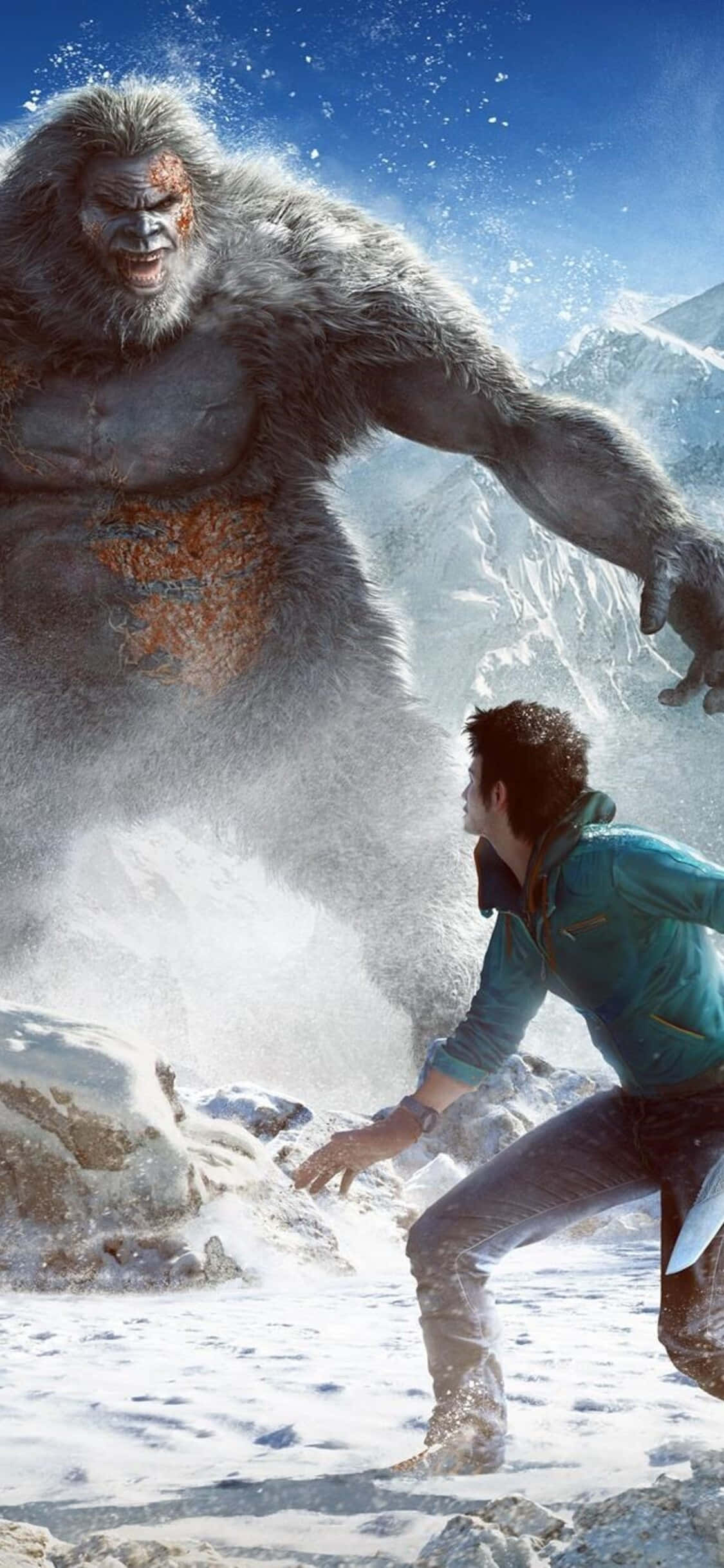 立即下載《孤島驚魂4》，體驗冷酷復仇 壁紙 — 一個穿著青綠色外套的男人在雪地山區地形中奔跑，躲避一個巨大的雪覆蓋的雪人。