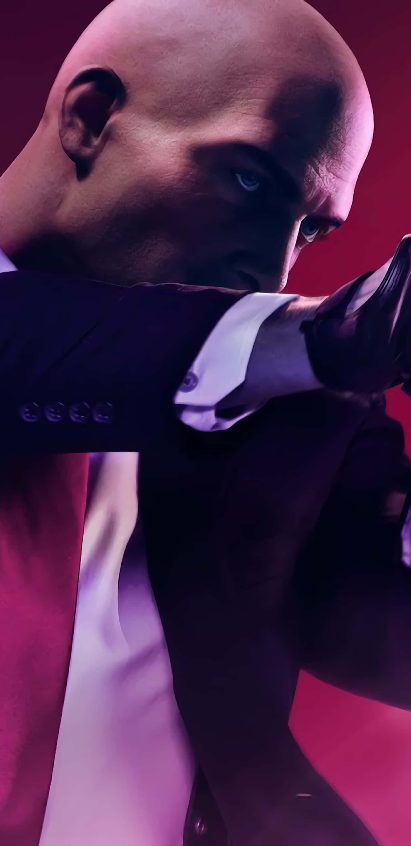 立即成為特工，體驗 Pixel 3xl Hitman 壁紙 — 一個光頭男子身穿深色西裝，帶著強烈的藍色眼睛，手持槍枝，背景是鮮豔的紅色和紫色。