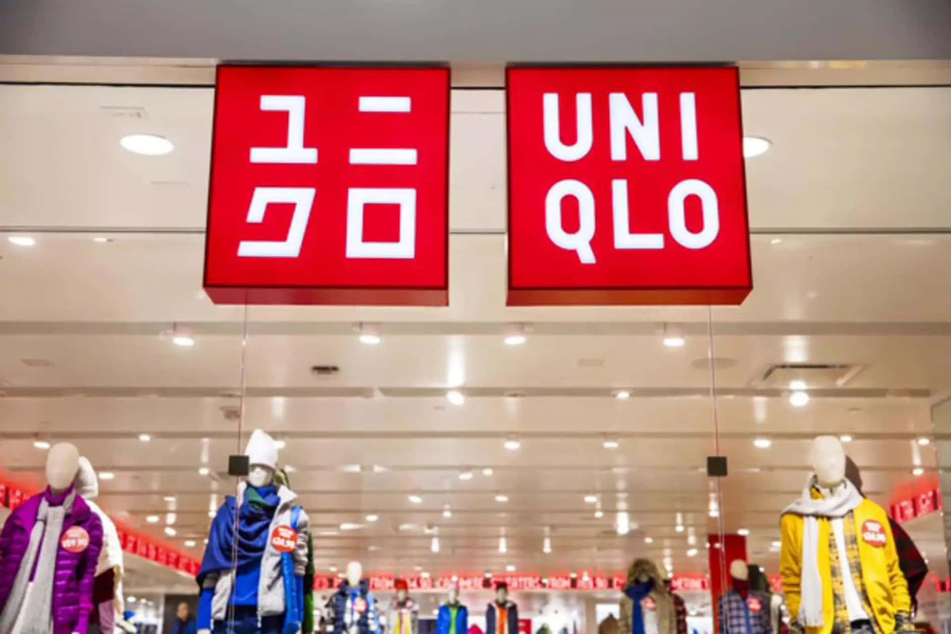 Uniqlo 商店內部，人體模型在明亮燈光下穿著冬季外套。