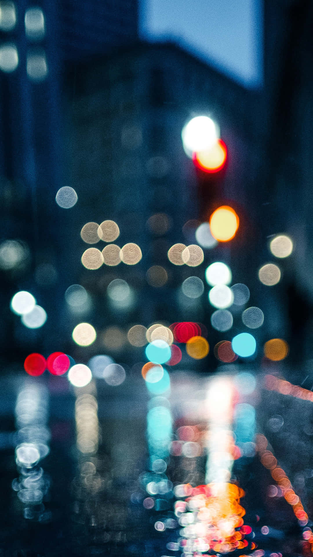 雨夜城市街道，模糊的燈光在濕漉漉的瀝青路面上反射。