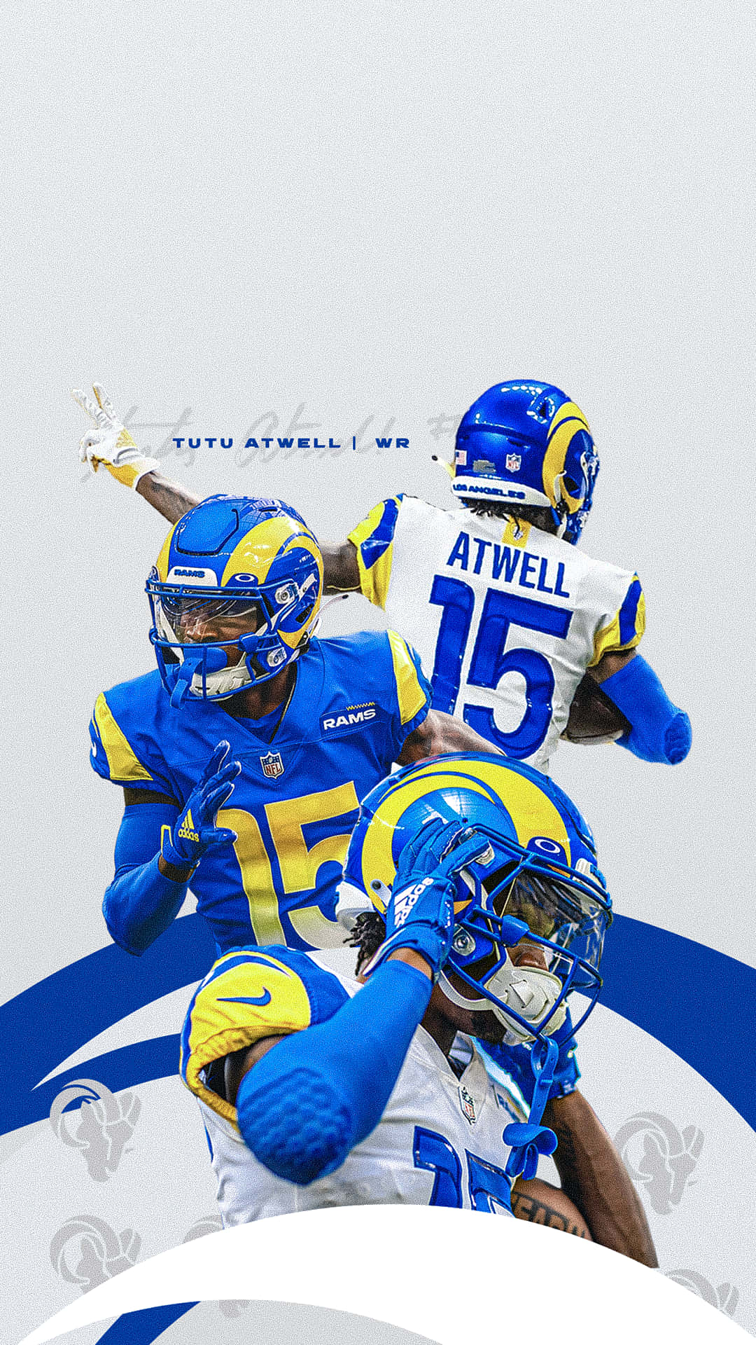 Tutu Atwell 身穿 Rams 足球裝備與隊友慶祝。