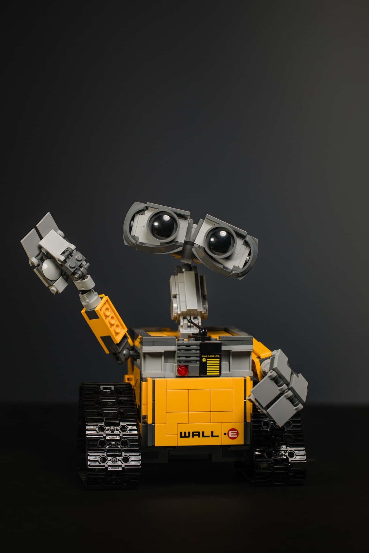 LEGO WALL-E機器人在深色工作室中揮手，大眼睛