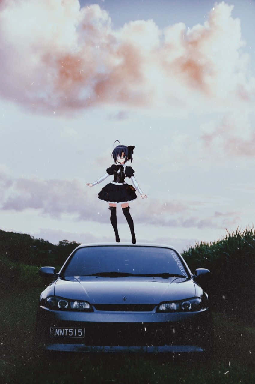 動畫女孩在陰天漂浮在一輛銀色汽車上方。
