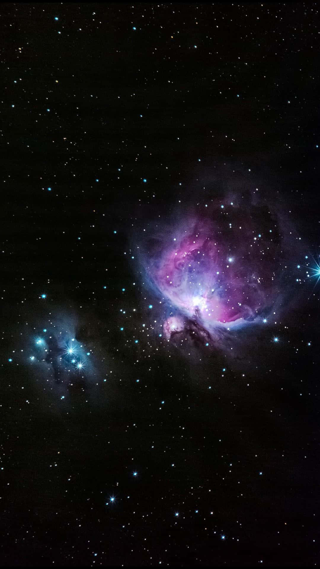 在深空中被無數星星包圍的充滿活力的紫色和藍色星雲。