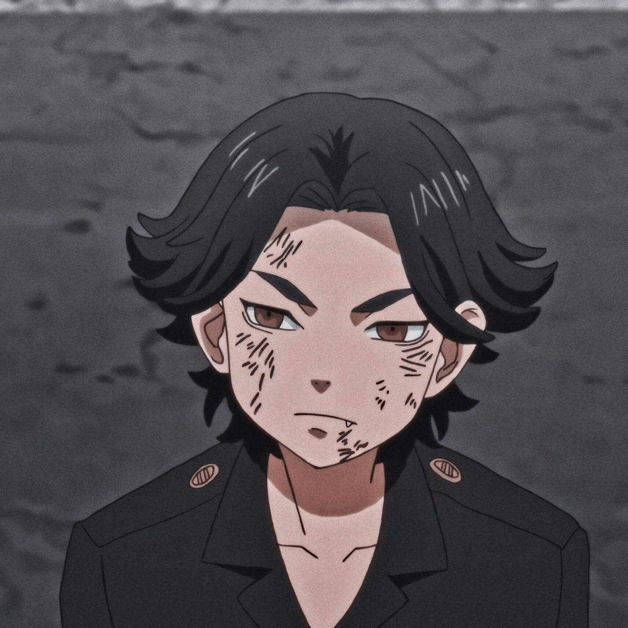 童年Keisuke Baji — 不屈精神 壁紙 — 一個決心堅定的動漫角色，黑髮帶有戰鬥傷疤，在灰色裂紋背景前凝視著。