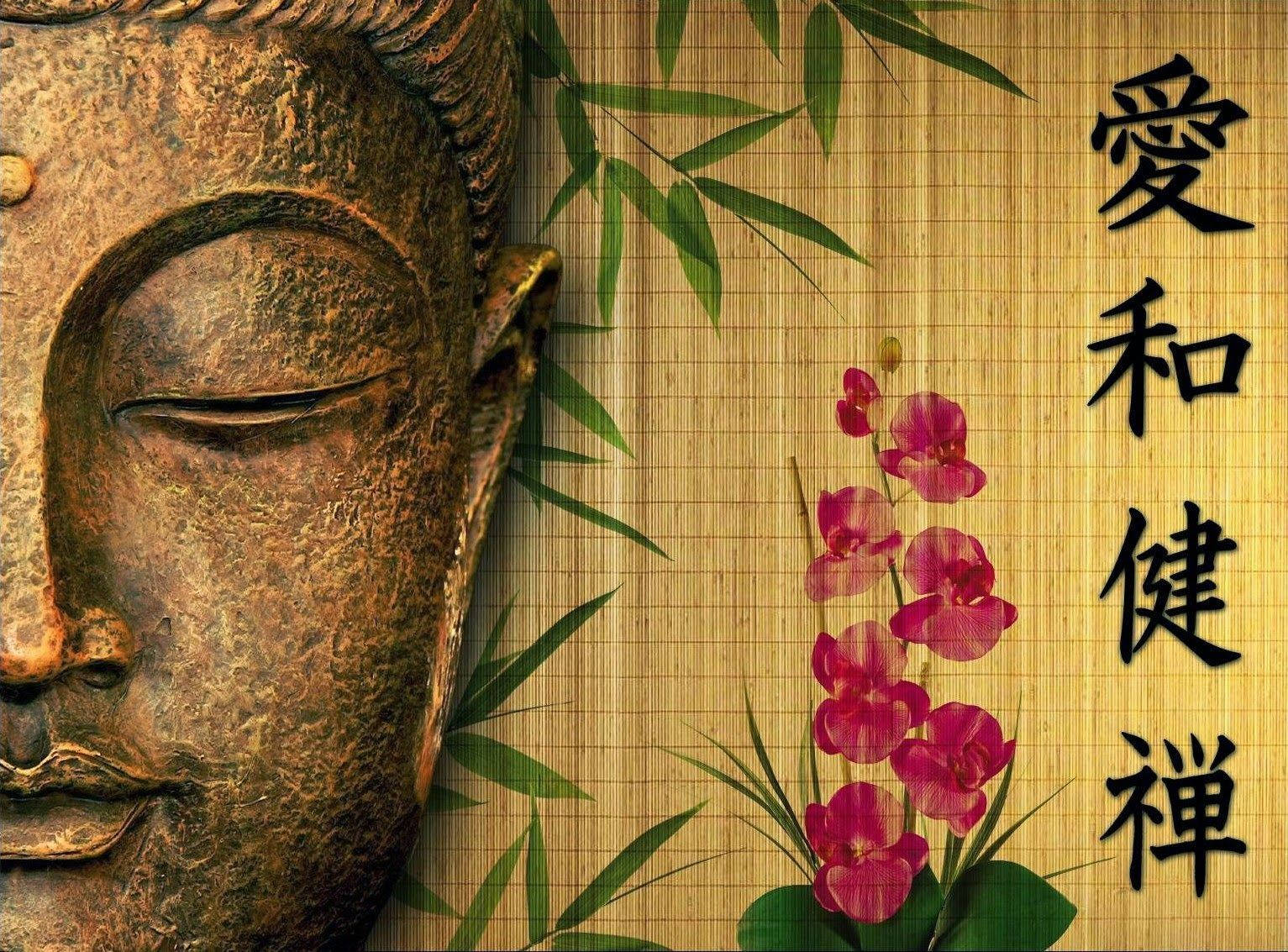 青銅佛像頭部與粉紅色蘭花和竹子，襯托在帶有中文字的竹蓆上。