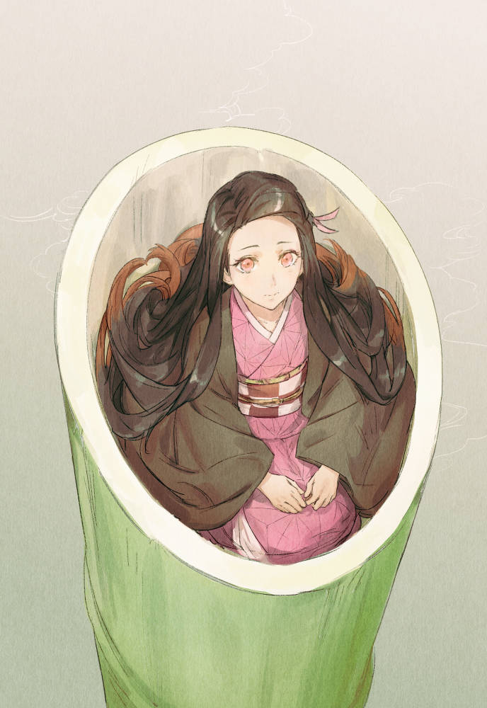竹管中的鬼滅之刃禰豆子 壁紙 — 一位穿著粉紅色和服的年輕動漫女孩坐在綠色竹莖內，長長的黑髮，表情溫柔。