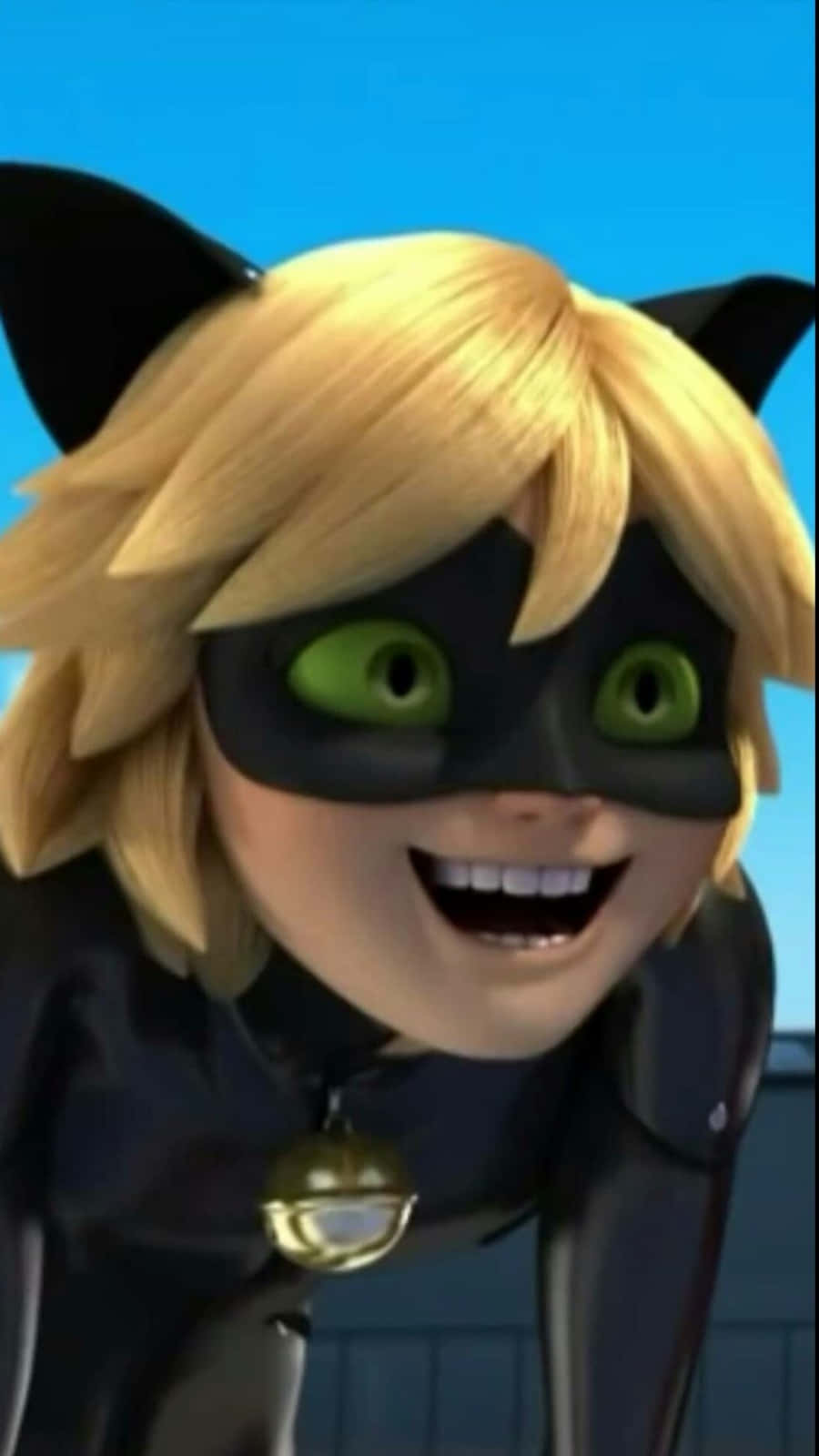笑到停不下來的《Miraculous》搞笑圖集 壁紙 — 一位開心的動畫貓女英雄，金髮綠眼，戴著黑色面具，在清澈的藍天下燦爛微笑。